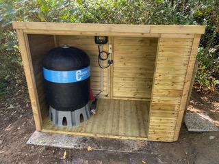 Réservoir COMPOSE IT installé en extérieur dans un abri bois réalisé par Monpuits